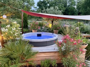 Outdoor spa tub