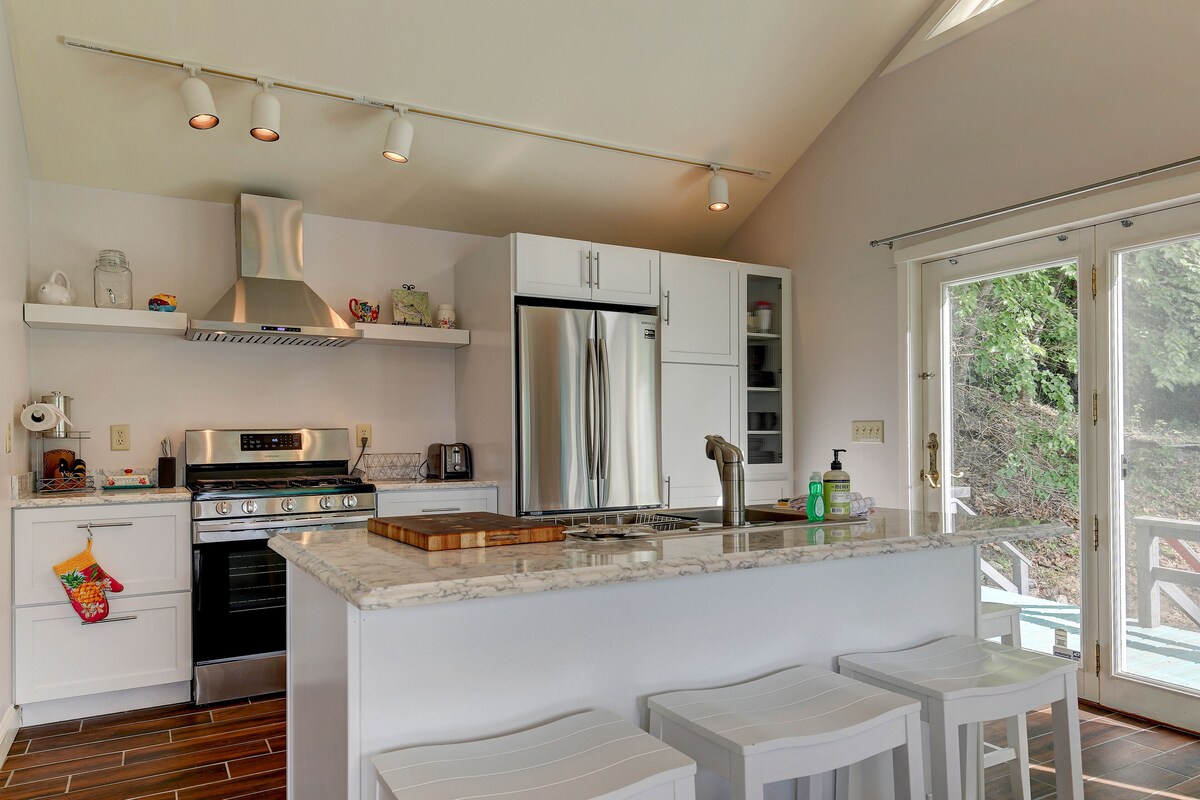 Lakefront studio with private dock, fast WiFi & full kitchen – dog-friendly