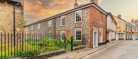 Princes cottage is a listed medieval townhouse located in heart of Norwich City centre.