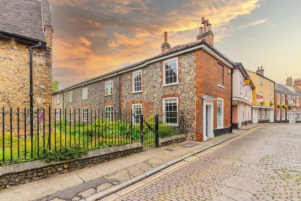 Princes cottage is a listed medieval townhouse located in heart of Norwich City centre.