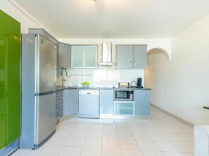 Cabinetry, Countertop, Eigentum, Gebäude, Fenster, Herd, Küchengerät, Haus, Interior Design, Küche