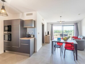 Tabelle, Möbel, Cabinetry, Eigentum, Countertop, Stuhl, Holz, Beleuchtung, Interior Design, Küche