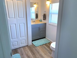 Full En-suite bathroom in second bedroom.