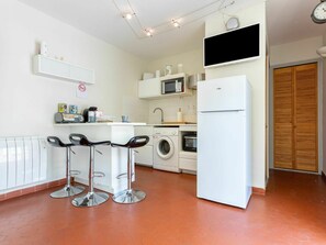 Cabinetry, Küche, Beleuchtung, Haushaltsgerät, Interior Design, Flooring, Fussboden, Regale, Materialeigenschaft, Holz