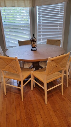 Dinning room seats for 6 