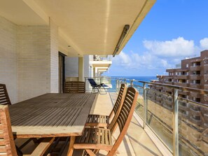 Ciel, Propriété, Nuage, Bois, Table, Ombre, Bâtiment, Design Intérieur, Sol, Chaise