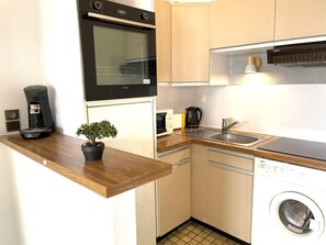 Property, Cabinetry, Countertop, Home Appliance, Kitchen Appliance, Wood, Kitchen Stove, Interior Design, Kitchen, Houseplant