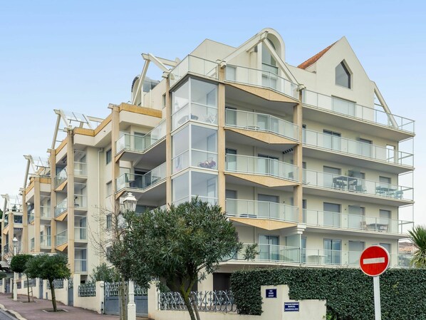 Sky, Building, Property, Window, Plant, Tower Block, Condominium, Urban Design, Tree, House