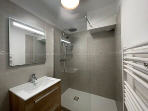 Bathroom Sink, Plumbing Fixture, Bathroom, Sink, Flooring, Interior Design, Floor, Tap, Bathroom Cabinet, Plumbing