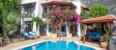 Villa with generous terrace and its charming begonvillea 