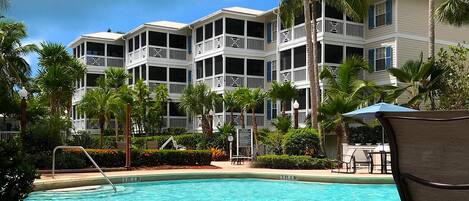 Professionally Cleaned Resort Condo Sleeps Six - Full Kitchen - Private beach