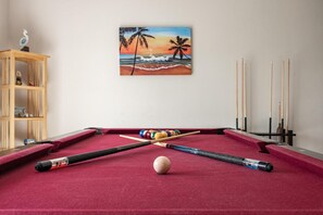 4 bedroom vacation rental with pool table