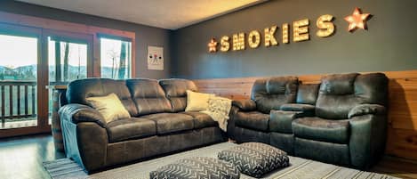 *SMOKIES* - New theater room created for friends and family fun!
Queen sleeper