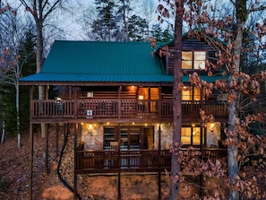 True log cabin just minutes from downtown Gatlinburg! 3-levels, 3-King suites
