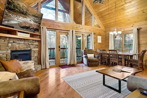 Open floor plan from the entrance to dinning room to the kitchen. 