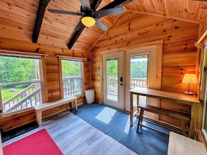 A fantastic location, beautiful mountain views, 5 minutes from Bretton Woods and 20 minutes from Franconia Notch, Cannon and Santa's Village.