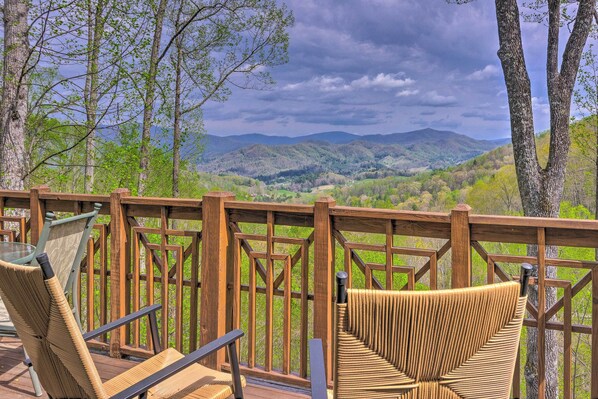 Burnsville Vacation Rental | 3BR | 3BA | 2 Stories | 1,650 Sq Ft