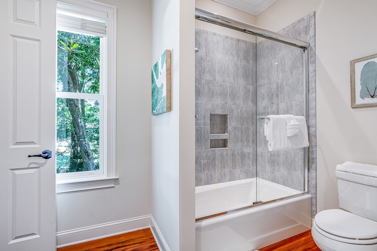 Expansive Home with Shared Pools, High-Speed WiFi, Central AC, & Washer/Dryer