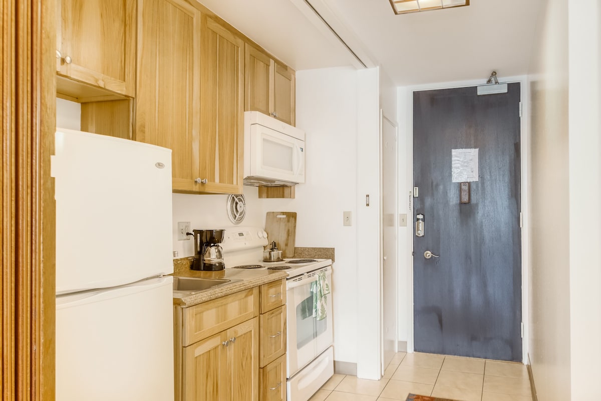 City View Studio w/AC, Free WiFi, & On-Site Restaurant- Walk to Waikiki Beaches