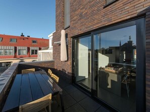 Himmel, Fenster, Gebäude, Schatten, Holz, Haus, Urban Design, Tabelle, Eigentumswohnung, Wand