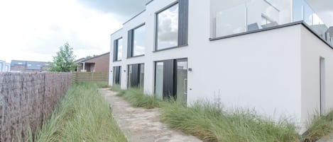 Pflanze, Himmel, Eigentum, Wolke, Gebäude, Grundstueck, Vegetation, Steigung, Fenster