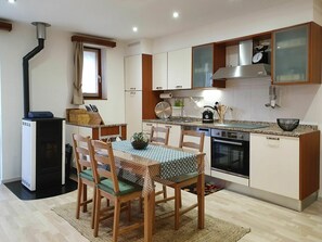 Countertop, Möbel, Cabinetry, Eigentum, Tabelle, Stuhl, Küche, Holz, Küchengerät, Interior Design
