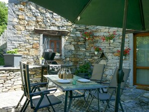 Möbel, Tabelle, Pflanze, Blumentopf, Stuhl, Interior Design, Tisch Im Freien, Schatten, Gebäude, Zimmerpflanze