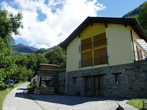 Himmel, Pflanze, Wolke, Gebäude, Fenster, Berg, Baum, Haus, Grundstueck, Holz