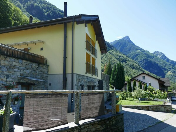 Himmel, Eigentum, Berg, Gebäude, Pflanze, Fenster, Haus, Hütte, Grundeigentum, Baum
