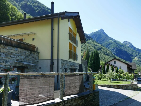 Ciel, Propriété, Montagne, Bâtiment, Plante, Fenêtre, Maison, Chalet, Immobilier, Arbre