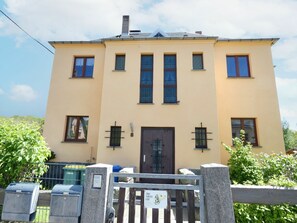 Wolke, Himmel, Pflanze, Fenster, Gebäude, Tür, Baum, Zaun, Holz, Grundeigentum