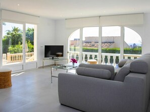 Couch, Eigentum, Möbel, Zimmerpflanze, Pflanze, Fernsehen, Komfort, Schatten, Flooring, Wohnzimmer