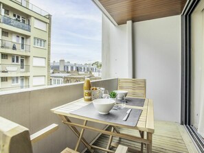 Tabelle, Möbel, Eigentum, Gebäude, Fenster, Interior Design, Beleuchtung, Holz, Schatten, Die Architektur