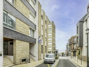 Car, Building, Sky, Window, Vehicle, Cloud, Infrastructure, Urban Design, Road Surface