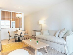 Tabelle, Möbel, Eigentum, Couch, Gebäude, Azurblau, Holz, Fenster, Komfort, Wohnzimmer