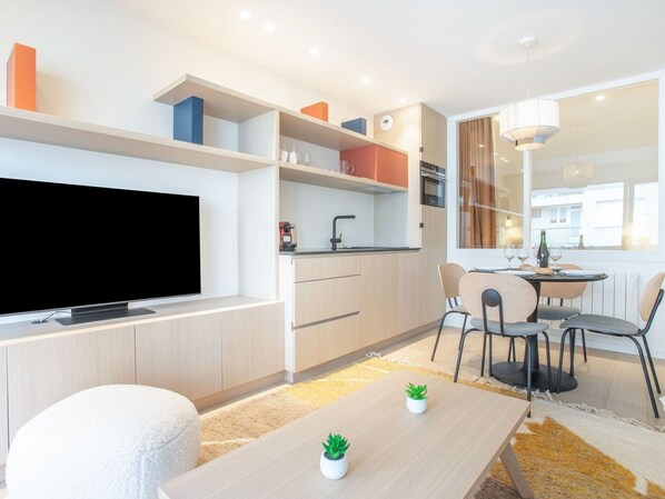 Möbel, Cabinetry, Tabelle, Eigentum, Couch, Interior Design, Holz, Regal, Beleuchtung, Haushaltsgerät