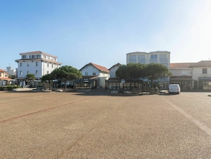 Ciel, Plante, Bâtiment, Fenêtre, Surface De La Route, Asphalte, Lot Terre, Design Urbain, Arbre, Paysage