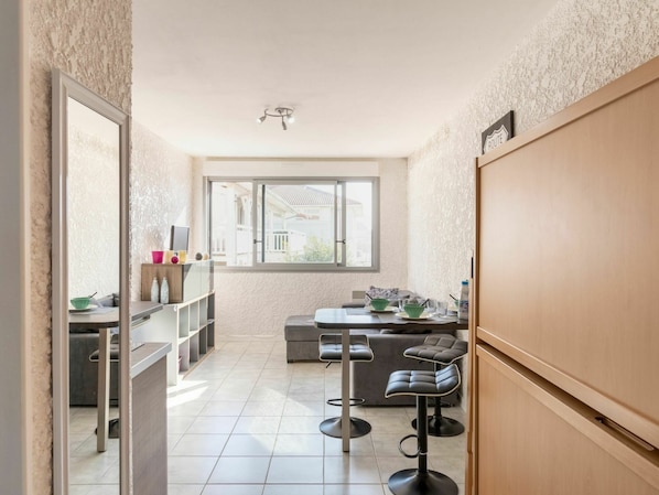 Propriété, Fenêtre, Bâtiment, Table, Sol, Bois, Sol, Plante, Maison