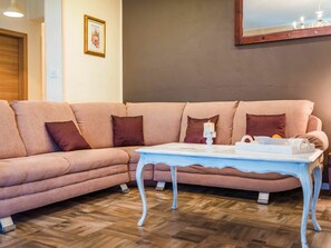 Braun, Komfort, Bilderrahmen, Holz, Rechteck, Couch, Interior Design, Flooring, Fussboden, Wohnzimmer