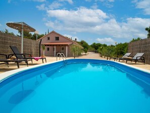 L'Eau, Ciel, Nuage, Plante, Piscine, Bleu Azur, Bâtiment, Chaise, Mobilier De Jardin, Maison