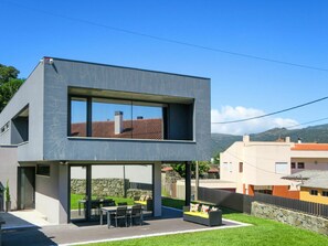 Sky, Building, Plant, Window, Shade, Land Lot, Cloud, Tree, Urban Design, Residential Area