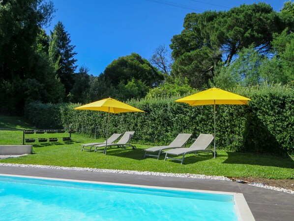 Water, Plant, Property, Green, Sky, Umbrella, Swimming Pool, Tree, Nature, Blue