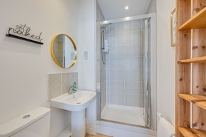 En-suite shower to bedroom 1 with complimentary toiletries provided.