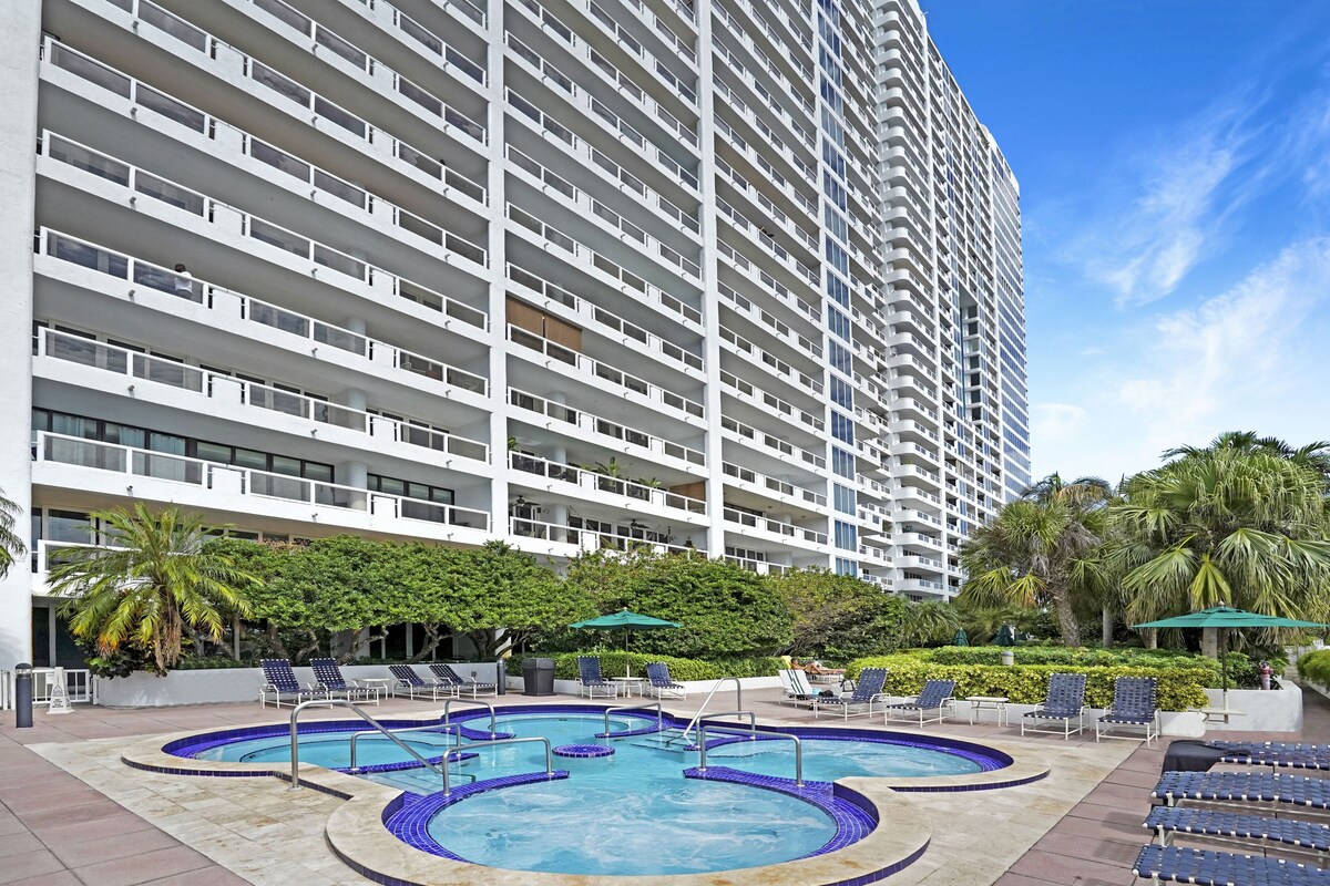 Meet Me in Miami! Renovated 2 Bedroom Condo, Miami Skyline and Water Views!