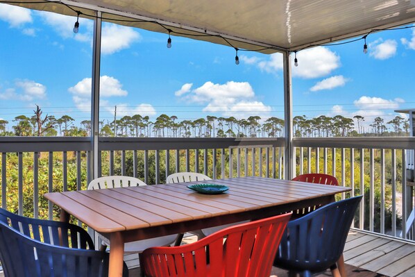 Outdoor Dining on Screened Deck