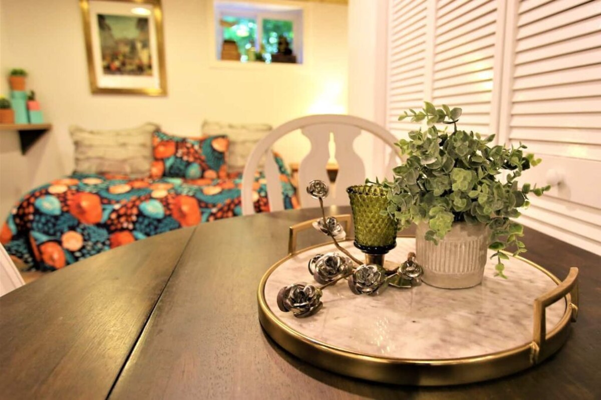 ★Unwind in style at modern inviting basement apartment DOWNTOWN★