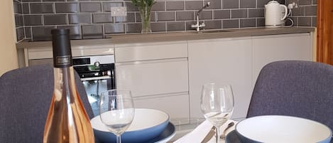 Owl's Roost, Cotswolds (Sleeps 2) Newly installed contemporary kitchen/diner 