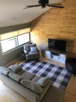 Family Room
55 inch TV, Sonos sound system, record player, newly renovated