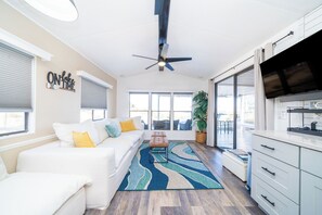 Welcome home 
Inspiration Point Lakehouse #B43