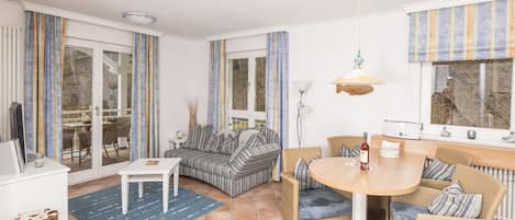 Exklusive Ferienwohnung, 49qm, Balkon mit Meerblick, 1 Schlafzimmer, max. 2 Personen